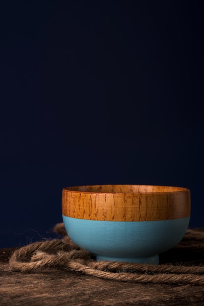 棕色和蓝色的陶瓷碗
